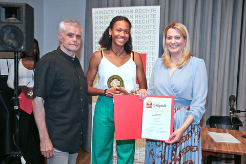 Goldenes Kleeblatt 2021 – Jugendlandesrätin Daniela Winkler und Jugendanwalt Christian Reumann mit Jugend-Sonderpreisträgerin Tabite Konde aus Traismauer