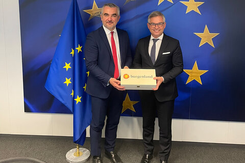 EU-Kommissar Magnus Brunner bekam von LR Heinrich Dorner besten burgenländischen Wein überreicht.