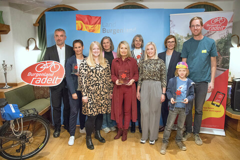 Landesrat Heinrich Dorner und Christine Zopf-Renner, Leiterin Mobilitätszentrale Burgenland, mit den Gewinnern. V.l. LR Heinrich Dorner, VL Gabi Pinter (VS Siegendorf), Eva Balaskovics (VS Horitschon), Dir.in Silvia Mühlgaszner (VS Siegendorf), Dir.in Marion Schmiedl (VS Horitschon), Dir.in Karin Lang (VS St. Margarethen), Lisa Gager (VS Horitschon), Christine Zopf-Renner, Christian Jordan-Lichtenberger mit Sohn Anton (beste Neueinsteiger Schule VS Breitenbrunn)