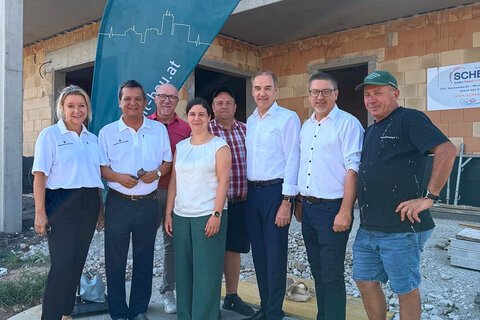 Soziallandesrat Leonhard Schneemann mit Bürgermeister LAbg. Jürgen Karall mit VertreterInnen der SOWO - So Wohnt Burgenland GmbH und beteiligten Gewerken