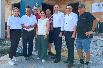 Soziallandesrat Leonhard Schneemann mit Bürgermeister LAbg. Jürgen Karall mit VertreterInnen der SOWO - So Wohnt Burgenland GmbH und beteiligten Gewerken