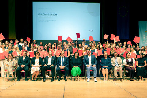 Landesrat Dr. Leonhard Schneemann mit CEO Florian Schlechtleitner, MSc, MBA und Schuldirektorin Gabriele Ehrenhöfer, MSc sowie den Absolventinnen und Absolventen der Schule für allgemeine Gesundheits- und Krankenpflege Oberwart sowie der Expositur Eisenstadt.