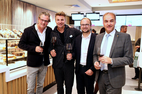 Stießen auf das gelungene Projekt an: v.l. Franchisenehmer Andreas Schwerla, Winzer Leo Hillinger, Vize-Bgm. Istvan Deli, LR Dr. Leonhard Schneemann