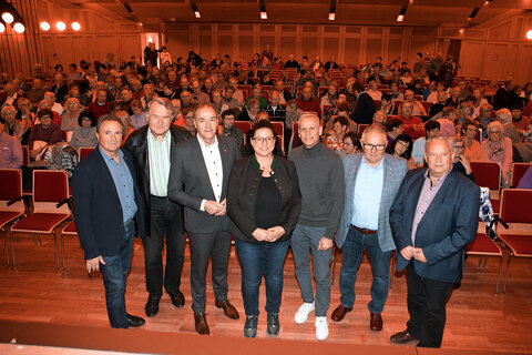 Helmut Bieler (Leitung, Seniorenbeirat der Burgenländischen Landesregierung), Bezirksvorsitzender Karl Volcic (Seniorenbund), Landesrat Dr. Leonhard Schneemann, Oberärztin Dr. Eva Schubert-Valon, Mag. Ralf Schönfeldinger, Klinischer Psychologe, Bezirksvorsitzender Hans Goger (Pensionistenverband) und Ing. Rudolf Strommer (Stellvertretung, Seniorenbeirat der Burgenländischen Landesregierung) (v.l.) bei der Veranstaltung im Kulturzentrum Oberschützen.