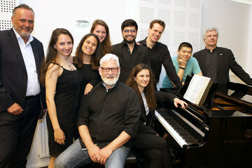 Landeshauptmann Hans Peter Doskozil und Tibor Nemeth, Direktor Haydn Konservatorium, mit Akteuren der Opernwerkstatt des Haydn Konservatoriums 