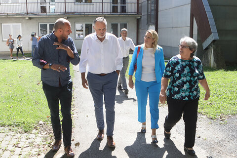 Landeshauptmann Hans Peter Doskozil (2.v.l.) und Landesrätin Mag.a (FH) Daniela Winkler (2.v.r..) beim Rundgang und der Besichtigung des Feriencamps gemeinsam mit Daniel Karacsonyi (l.) und OStr. Prof. Mag. Andrea Liebmann (r.).