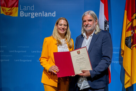 Heinz Janisch erhielt von Landesrätin Mag.a (FH) Daniela Winkler den Kulturpreis 2025, Sparte „Literatur“, überreicht