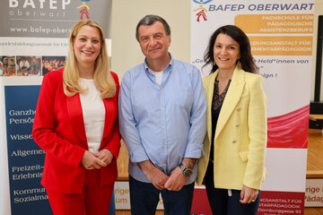 Bildungslandesrätin Daniela Winkler Direktor, Herwig Wallner und Pädagogin Carina Pinzker.