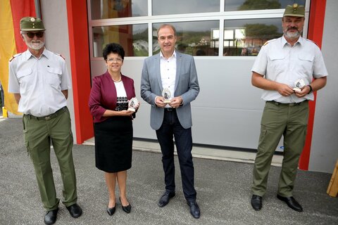 LBDS Dipl. Päd. Hans Hatzl, Bürgermeisterin Waltraud Schwammer, Landesrat Dr. Leonhard Schneemann und OBR Ing. Franz Kropf (LFV Burgenland, Landesreferent für Einsatz und Katastrophenhilfsdienst und Bezirksfeuerwehrkommandant Bezirk Jennersdorf).