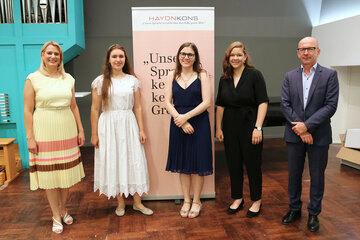Bildungslandesrätin Daniela Winkler mit den drei „goldenen“ burgenländischen Teilnehmerinnen am „prima la musica“-Bundeswettbewerb. V.l. LRin Mag.a (FH) Daniela Winkler, Vincenta Prüger, Blockflöte, Gold in der AG IIIplus (JHK/Mag. (FH) MMag. Regina Himmelbauer), Hanna Gindl, Gold und Bundessiegerin auf der Flöte in der Altersgruppe IVplus, Anna Pölzer, Oboe, AG IIIplus, (Universität für Musik und darstellende Kunst Wien/Univ. Prof. Harald Hörth, JHK/Mag. Helene Kenyeri, MA), Gerhard Gutschik, Landesmusikschulreferent