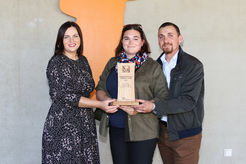 Landeshauptmannstellvertreterin Astrid Eisenkopf mit Josef und Sonja Freismuth, Preisträger in der Kategorie Nutztiere, “biologisch wirtschaftender Betrieb mit Direktvermarktung tierischer Produkte”