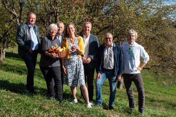 Vizebürgermeister Günter Laschet (Deutsch Kaltenbrunn), Geschäftsführerin Brigitte Gerger (Verein Wieseninitiative) Bürgermeister Andreas Grandits (Stinatz, Obmann Verein Wieseninitiative), Landeshauptmann-Stellvertreterin Anja Haider-Wallner, Bürgermeister Wolfgang Eder (Burgauberg-Neudauberg), Bürgermeister Kurt Wagner (Wörterberg) und Projektbetreuer Jan Oestmann (Verein Wieseninitiative) (v.l.).