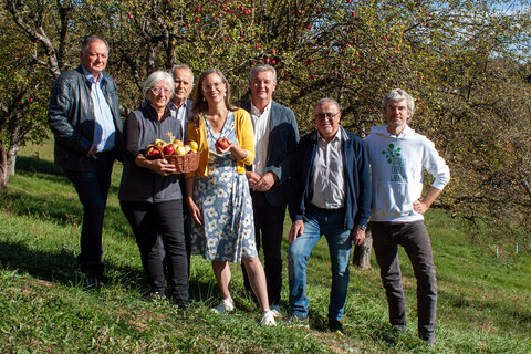 Vizebürgermeister Günter Laschet (Deutsch Kaltenbrunn), Geschäftsführerin Brigitte Gerger (Verein Wieseninitiative) Bürgermeister Andreas Grandits (Stinatz, Obmann Verein Wieseninitiative), Landeshauptmann-Stellvertreterin Anja Haider-Wallner, Bürgermeister Wolfgang Eder (Burgauberg-Neudauberg), Bürgermeister Kurt Wagner (Wörterberg) und Projektbetreuer Jan Oestmann (Verein Wieseninitiative) (v.l.).