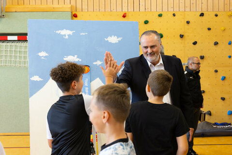 Landeshauptmann Hans Peter Doskozil beim Start der Ski- und Sport-Förderaktion „Burgenland bewegt Kids“ in Siegendorf.