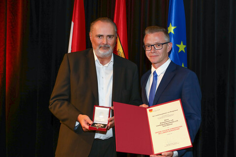 Landeshauptmann Hans Peter Doskozil übergab im festlichen Ambiente des KUZ Mattersburg die Ehrenzeichen an die ausgezeichneten Persönlichkeiten