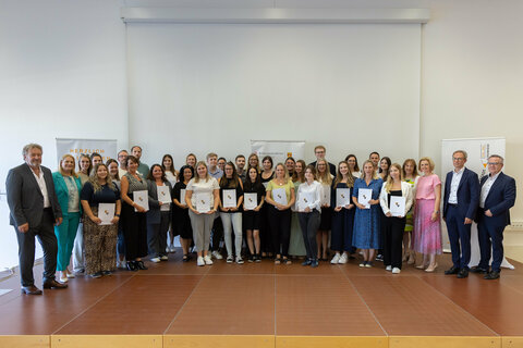 Landesrätin Daniela Winkler (2.v.l.) und Bildungsdirektor Alfred Lehner (links im Bild) übergaben Lehrkräften aus den Bezirken Eisenstadt und Mattersburg ihre Anstellungsverträge.