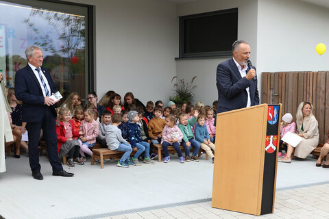 Landeshauptmann Hans Peter Doskozil bei seiner Festansprache mit Bürgermeister Alois Wegleitner und den Kindergartenkindern und Kindergartenpädagoginnen