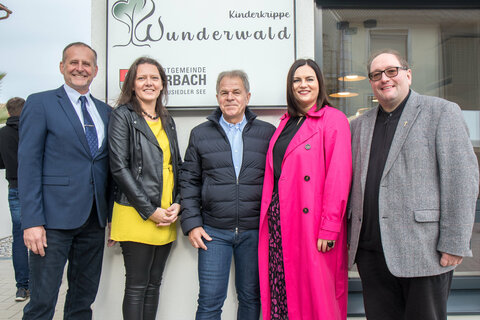 Vizebürgermeister Martin Horak, Kinderkrippenleiterin Angelika Schmidt, Purbachs Bürgermeister Ing. Harald Neumayer, Landeshauptmann-Stellvertreterin Mag.a Astrid Eisenkopf und Pfarrer GR Mag. Roman Schwarz bei der Eröffnung der neuen Kinderkrippe „Wunderwald“.