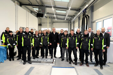 Landesrat Mag. Heinrich Dorner (Bildmitte) und MitarbeiterInnen des Referats Verkehrskontrolle anlässlich der Eröffnung der Prüfhalle für Schwerverkehr in Nickelsdorf.