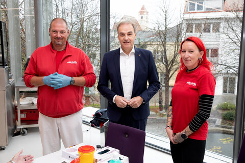 Landesrat Dr. Leonhard Schneemann besuchte den Stand von der Volkshilfe Burgenland im Zuge des Gesundheitstages. Dort konnten Puls, Blutdruck sowie der Zuckerwert ermittelt werden.