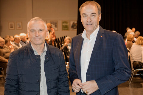 Landesrat Dr. Leonhard Schneemann mit dem Vortragenden des heutigen Gesundheitstages in der KUGA Großwarasdorf, 1. Oberarzt Dr. Christian Langecker (v.r.) von der Klinik Oberpullendorf.