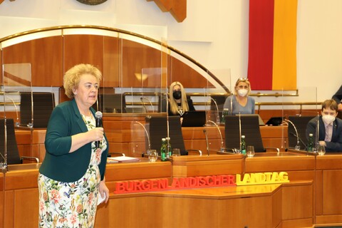 Landtagspräsidentin Verena Dunst begrüßte Schülerinnen und Schüler des Gymnasiums Kurzwiese zum heutigen „Jugend im Landtag“.