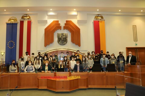 Die heutigen „Jungabgeordneten“ mit Landtagspräsidentin Verena Dunst (1. Reihe, 3. v.l.), Landeshauptmann Hans Peter Doskozil (letzte Reihe, 1. v.r.) und den Pädagoginnen Katrin Horvath und Birgit Steiner (letzte Reihe, 6. und 7. v.r.);