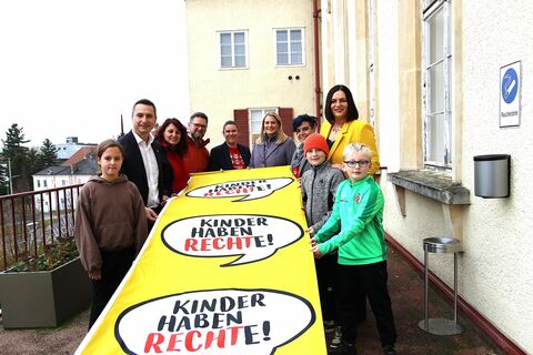 Landtagspräsident Robert Hergovich, Dagmar Schlager, Michael Sgartz ( Stv. Landesvorsitzender), Anna - Sophie Prünner ( Lgf.in Kinderfreunde Burgenland), Landesrätin Daniela Winkler, Eva- Christina Wolf ( Landesvorsitzende Kinderfreunde Burgenland), LH-Stv. Astrid Eisenkopf und SchülerInnen.