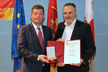 Landeshauptmann Hans Peter Doskozil verleiht Dr. Stefan Ottrubay das Komturkreuz des Landes Burgenland.