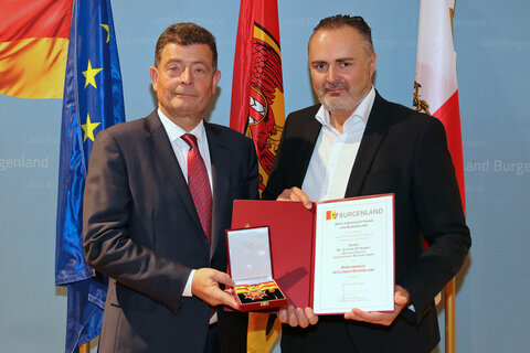 Landeshauptmann Hans Peter Doskozil verleiht Dr. Stefan Ottrubay das Komturkreuz des Landes Burgenland.
