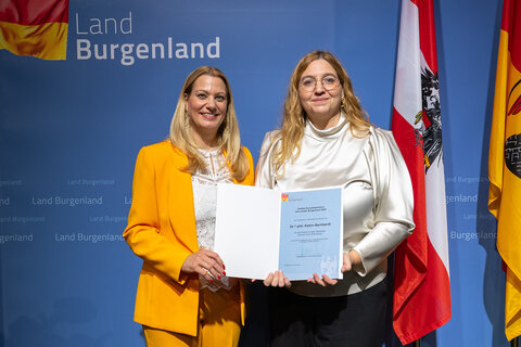 Katrin Bernhardt erhielt von Landesrätin Mag.a (FH) Daniela Winkler das Große Kunststipendium in Sparte „Literatur“