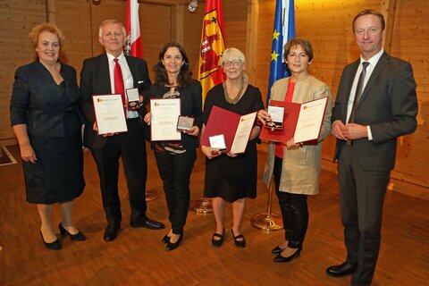 Landtagspräsidentin Verena Dunst (l.) und Landeshauptmann-Stellvertreter Johann Tschürtz (r.) mit den Geehrten Hofrat Mag. Martin Zsivkovits, Andrea Hahn-Radel, Mag.a Jutta Treiber und Landesschulinspektorin Hofrätin Mag.a Helene Schütz-Fatalin (v.l.), die das Große Ehrenzeichen des Landes Burgenlands erhielten.