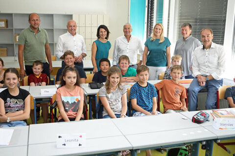 Bildungslandesrätin Mag.a (FH) Daniela Winkler (5.v.l., hinten) und Sozial- und Wirtschaftslandesrat Dr. Leonhard Schneemann (2.v.r.) besuchten heute, Donnerstag, am 24. August 2023, das Lern- und Feriencamp mit integrierter Sonderschule in der Bildungsanstalt für Elementarpädagogik in Oberwart. Mit ihnen und den Kindern am Foto hinten v.l.: Daniel Karacsonyi vom Organisationsteam LuFC, Bürgermeister Georg Rosner, Carina Pinzker vom Organisationsteam LuFC, Vizebürgermeister Michael Leitgeb und BAfEP Oberwart-Direktor Mag. Herwig Wallner.