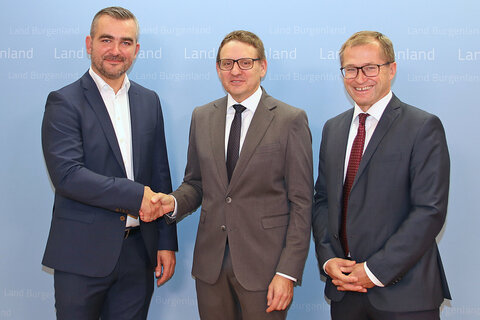 Infrastrukturlandesrat Heinrich Dorner (li.) und Landesholding-Geschäftsführer Hans Peter Rucker (re.) präsentierten Univ. Prof. DI Dr.techn. Gerald Goger als neuen Belig-Geschäftsführer.