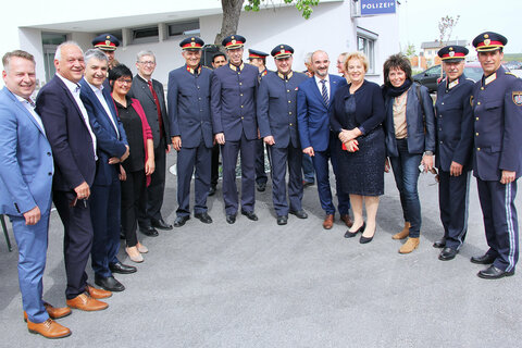 Bürgermeister Erich Sziderits, GF KommR Dir. Dr. Alfred Kollar, Obmann OSG, LH-Stellvertreter Johann Tschürtz, Kontrollinspektor Franz Walter, Sektionschef Mag. Karl Hutter, MBA, BMI, Landtagspräsidentin Verena Dunst und Landespolizeidirektor Mag. Martin Huber, an der Spitze zahlreicher Fest und Ehrengäste bei der Eröffnung der neuen Polizeiinspektion in der Marktgemeinde St. Michael im Burgenland