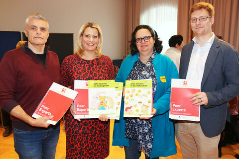 Jugendanwalt Christian Reumann, Landesrätin Daniela Winkler, Barbara Buchegger, die pädagogische Leiterin von Saferinternet.at, und Gerhard Pölsterl vom Bundeskanzleramt.