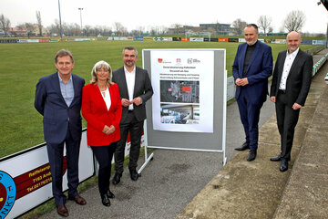 Landeshauptmann Hans Peter Doskozil (2.v.r.) präsentierte mit Sport- und Infrastrukturlandesrat Heinrich Dorner (3.v.l.) und Bürgermeisterin LAbg. Elisabeth Böhm (2.v.l.), Stadtrat Heinz Zitz (1.v.r.), Beiratsvorsitzender der Freizeitbetriebe Neusiedl am See GmbH, und Sonnentherme-Geschäftsführer Werner Cerutti (1.v.l.) die Zukunftspläne für das Hallenbad in Neusiedl am See.