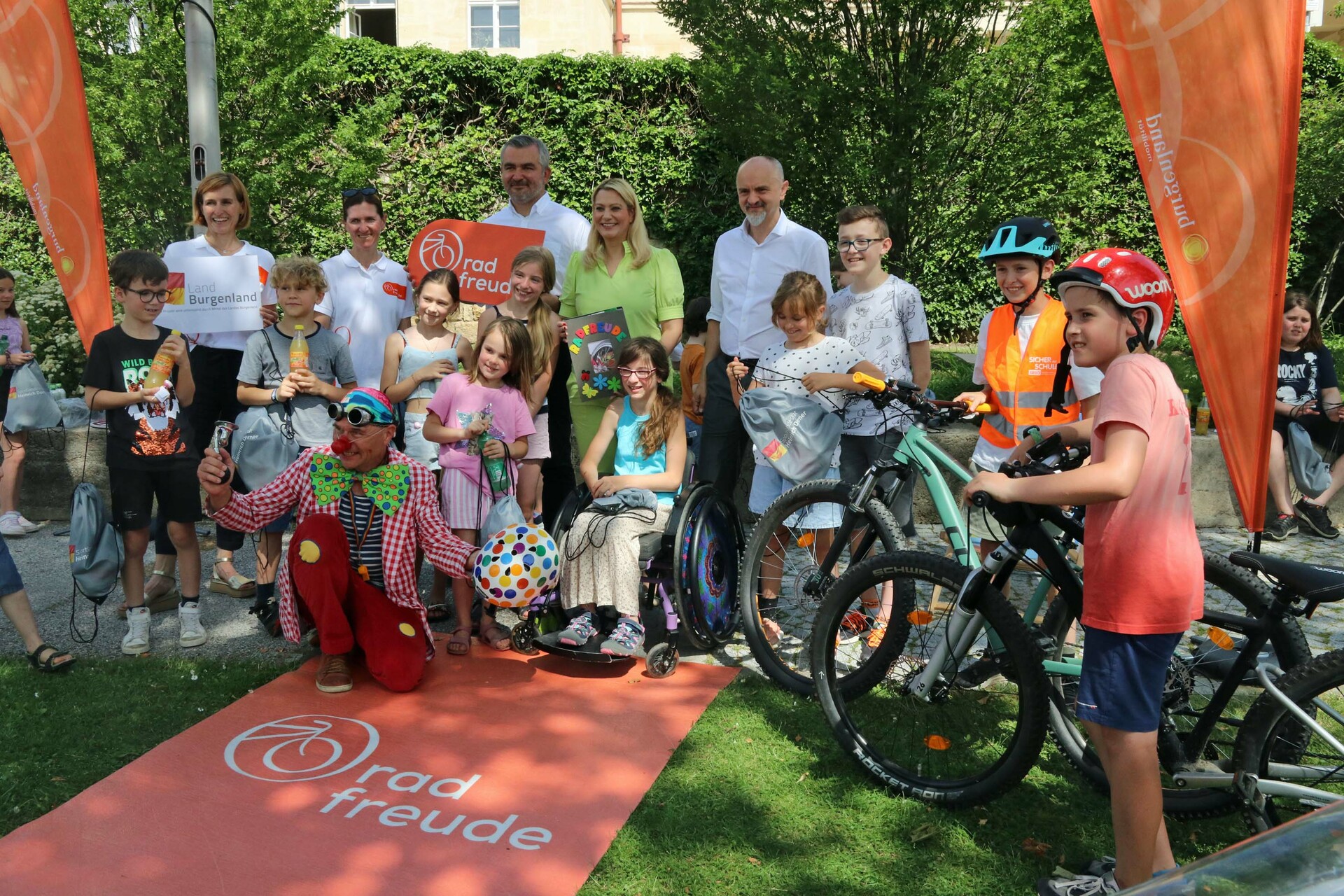 Radfreunde vor dem Landhaus