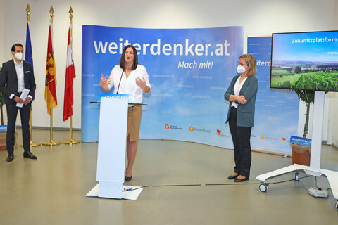 Klimaschutzministerin Leonore Gewessler, Landeshauptmann-Stellvertreterin Astrid Eisenkopf und Stephan Sharma, Vorsitzender des Vorstands Energie Burgenland, wollen mit der Zukunftsplattform weiterdenker.at die Vorreiterrolle des Burgenlandes im Bereich Erneuerbare Energie in den kommenden Jahren weiter ausbauen.