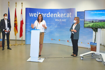 Klimaschutzministerin Leonore Gewessler, Landeshauptmann-Stellvertreterin Astrid Eisenkopf und Stephan Sharma, Vorsitzender des Vorstands Energie Burgenland, wollen mit der Zukunftsplattform weiterdenker.at die Vorreiterrolle des Burgenlandes im Bereich Erneuerbare Energie in den kommenden Jahren weiter ausbauen.