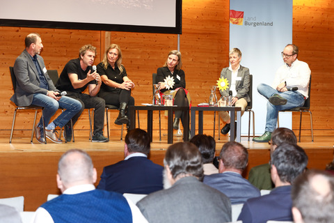 Diskussionsrunde im Anschluss an die Fachvorträge (v.l.): Dr. Andreas Baumgarten (AGES), Dr. Gernot Bodner (BOKU), Moderatorin Angelika Niedetzky, DI Gundula Prokop (Umweltbundesamt), DI Claudia Winkovitsch (LWK Burgenland) und DI Dr. Bernhard Scharf (BOKU)