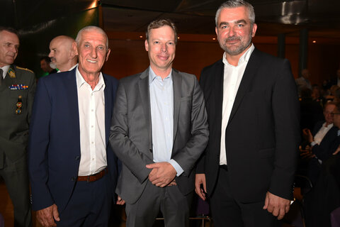 (v.l.n.r.) BFV-Präsident Günter Benkö, ÖFB-Geschäftsführer Thomas Hollerer und Landesrat Heinrich Dorner bei der Gala 100 Jahre BVF.