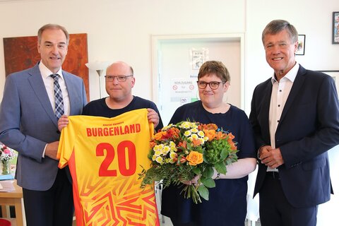 Soziallandesrat Leonhard Schneemann, Klient Thomas, Klientin Barbara und Präsident Peter Rezar.