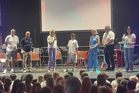 Bildungslandesrätin Mag.a (FH) Daniela Winkler gratulierte Schulleiterin Karin Müller und ihrem Team zum 50-jährigen Jubiläum der Mittelschule Siegendorf.