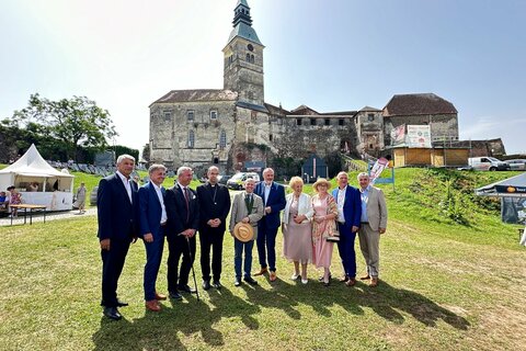 Güssings Bürgermeister Vinzenz Knor, Administrator der Burgstiftung Güssing Mag. Michael Gerbavsits, Nationalrat Ing. Norbert Hofer, Diözesanbischof von Szombathely János Székely, Dr. Ladislaus Batthyány-Strattmann, Landeshauptmann Mag. Hans Peter Doskozil, Landtagsabgeordnete Verena Dunst, Ungarische Botschafterin Edit Szilágyiné Bátorfi, Landtagsabgeordneter Wolfgang Sodl und 2. Landtagspräsident, Landtagsabgeordneter Walter Temmel (v.l.).