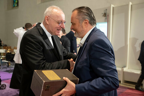 Landeshauptmann Hans Peter gratulierte dem Geburtstagskind, mit dem ihn ein besonders freundschaftliches Verhältnis verbindet