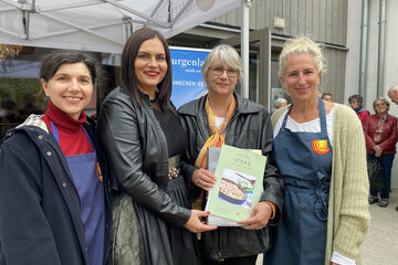 Landeshauptmann-Stellvertreterin Mag.a Astrid Eisenkopf mit der Gewinnerin des Rezeptwettbewerbs Erika Hartl-Sutrich (2.v.r.) aus Parndorf, Mag.a Maria Busch (l.), Genuss Burgenland, und Mag.a Sigrid Weiß (r.), Genuss Burgenland beim Sterz-Festival und Donnerskirchen