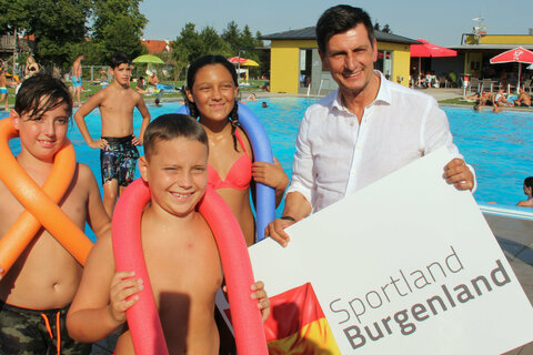 Sportlandesrat Christian Illedits mit Kindern im Freibad Pöttsching bei der Vorstellung der Schwimminitiative