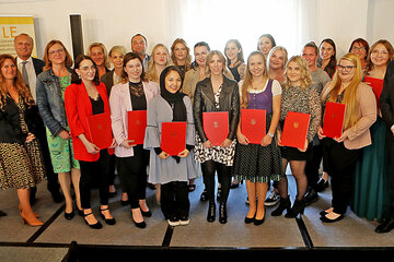 Landesrat Dr. Leonhard Schneemann (r.) überreichte gemeinsam mit KRAGES-Geschäftsführer Mag. Hubert Eisl, MBA (3.v.l.) sowie Direktorin DGKP Gabriele Ehrenhöfer, MSc (4.v.l.) und ihren Pflegepädagoginnen das Diplom an die Absolventinnen und den Absolventen.