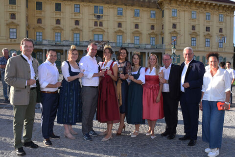 Nikolaus Berlakovich (Präsident der Landwirtschaftskammer Burgenland), Andreas Wirth (Präsident der Wirtschaftsammer Burgenland), Weinprinzessin Lena Glauber, Wein-Burgenland-Obmann Herbert Oschep, Weinkönigin Maria Liegenfeld, Landtagspräsidentin Astrid Eisenkopf, Laura Hummel (Weinkönigin 2025), Landesrätin Daniela Winkler, Burgenlands Weinbaupräsident Andreas Liegenfeld, Bürgermeister LAbg. Thomas Steiner (Eisenstadt), Vizebürgermeisterin Charlotte Toth-Kanyak (Eisenstadt)